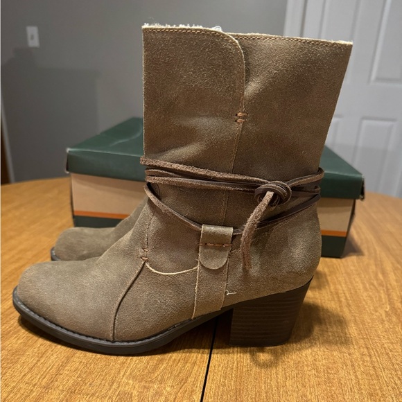 Boots - Picture 2 of 6